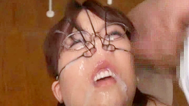 Estudiante Nerda Ibuki Haruhi Corrida Facial en Bukkake Oriental Kinky