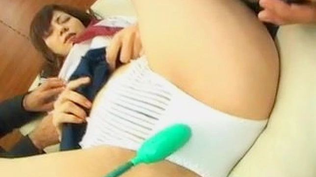 Chica asiática linda recibe penetración con juguetes sexuales