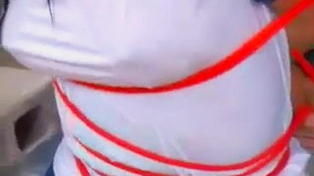 Japonesita voluptuosa disfruta sexo en cautiverio adentro