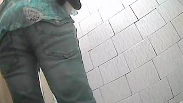 Muñeca Japonesa Con Coño Peludo Goza En El Baño