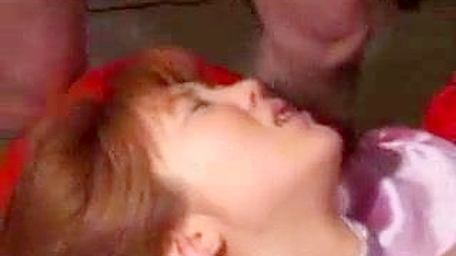 Chica Asiática Recibe Golpes Fuertes y Gime Con Cada Empuje
