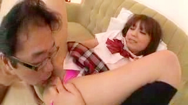 Joven asiática listo para satisfacer su novio aficionado