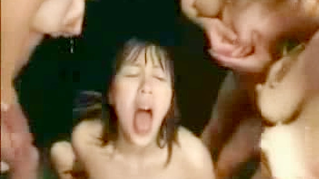 Bukkake Kinky con una asiática embarazada