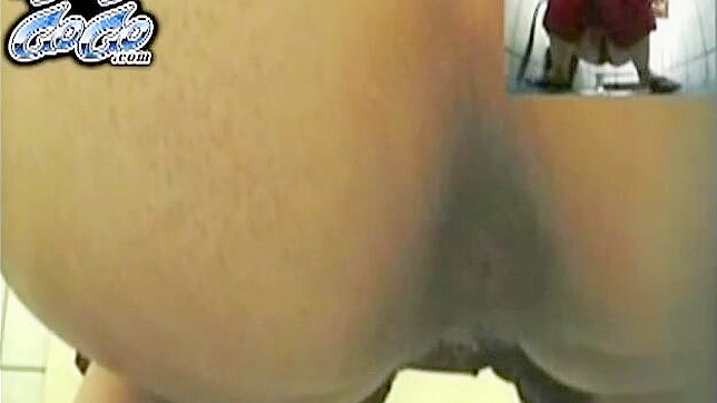 Chica Atractiva y Encantadora Masturbándose en el Baño