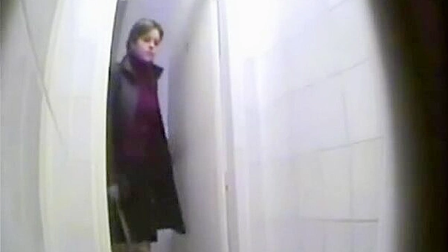 Diosa sensual y hermosa follando en el baño interiormente