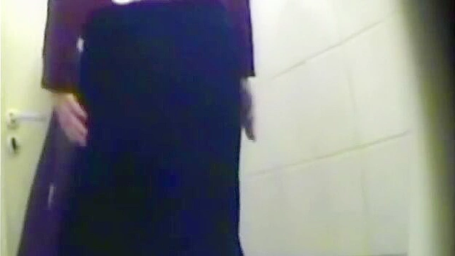 Diosa sensual y hermosa follando en el baño interiormente