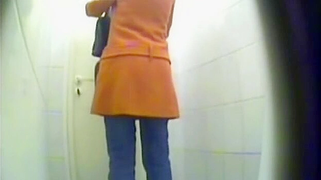 Chica espectacular en braguitas blancas se masturba tras el trabajo