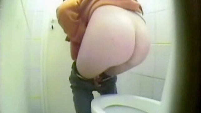 Chica espectacular en braguitas blancas se masturba tras el trabajo