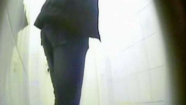 Chica ardiente y sucia follando en el baño