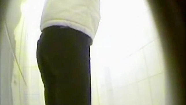 Diva linda y deslumbrante chupando en el baño