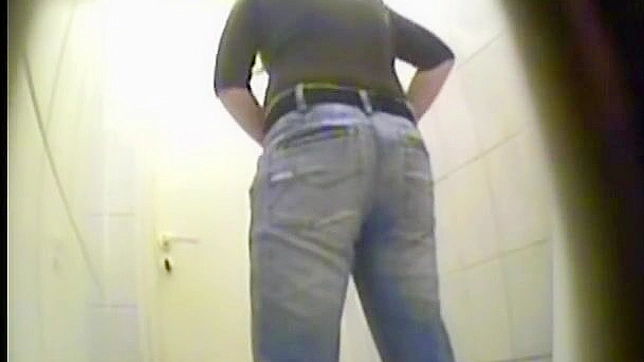 Chica Captivante y Caliente en Jeans En el Baño follando