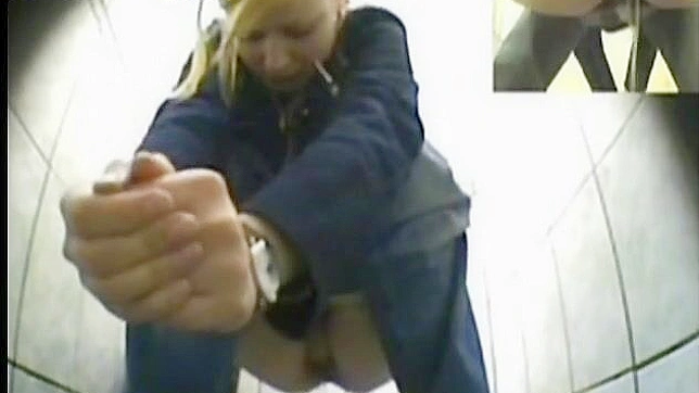 Chica Audaz y Ganadora Masturba en el Baño Solita