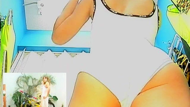 Muñeca Japonesa con Culo Grande Posando para una Sesión Glez
