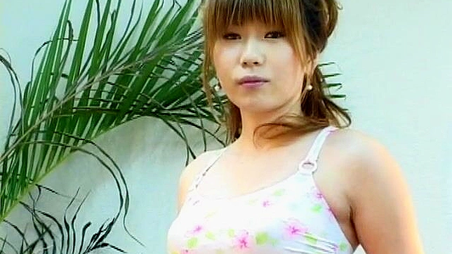 Ángel Japonesa Divertida Muestra Sus Perfectos Senos