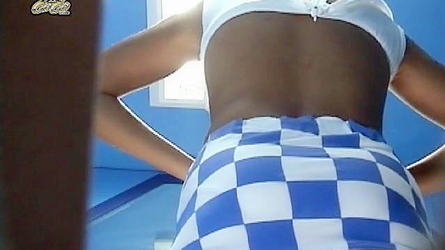 Ángel asiático sexy posando su apetecible culo en casa