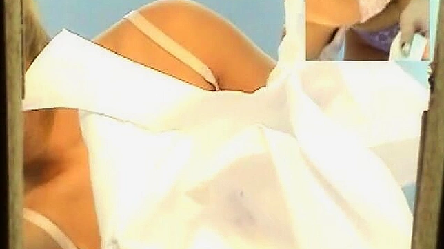 Divina japonesita seductora posando su cuerpo sensualmente caliente