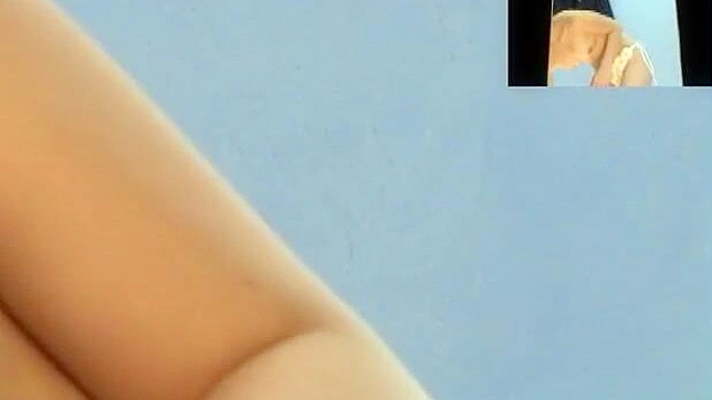 Chica asiática amateur con tetas ideales muestra su coño peludo