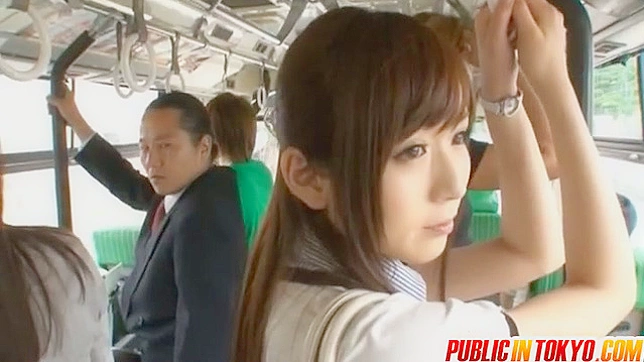 Sexo Público Japonés Captado en Cámara, Coño Recibiendo Golpes Fuertes