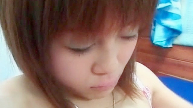Chica Asiática Con Cabello Rojo Que Ansía Sexo Muestra Sus Tetas y Coño