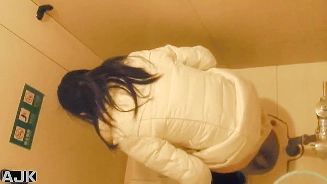 Muñeca Japonesa Gloriosa y Linda Se Masturba En El Baño