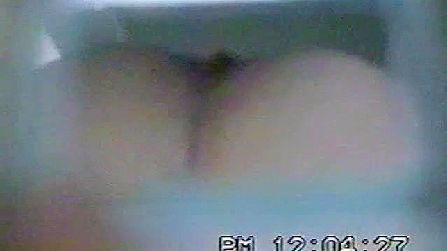 Chica Asiática Curiosa y Timida Jodiendo en el Baño