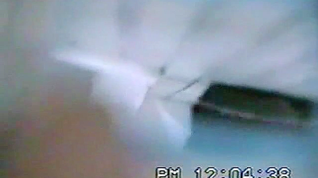 Chica Asiática Curiosa y Timida Jodiendo en el Baño