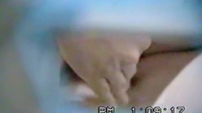 Chica asiática adorable y atrevida follando en el baño