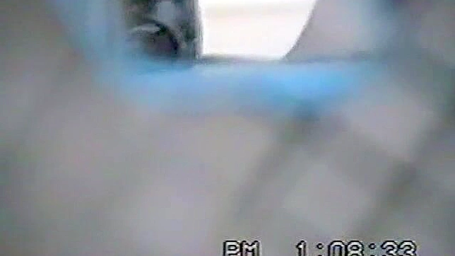 Chica asiática adorable y atrevida follando en el baño