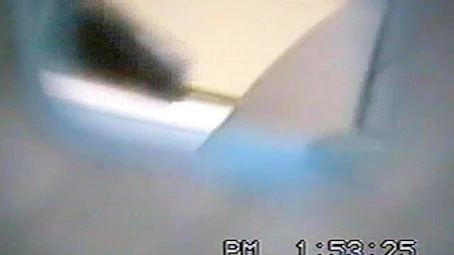 Esta loca y linda japonesita follando en el baño
