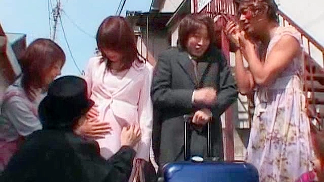 Ángel japonés heterosexual camina con su al aire libre