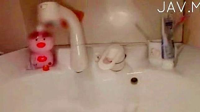 Chica Tímida Recibe Dedos En Su Coño Peludo Entre Ropa