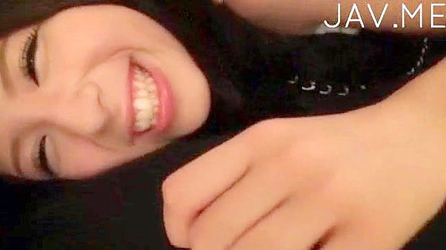 Pequeña Japonesita Hambrienta Besando a su Novio en Calzoncillos