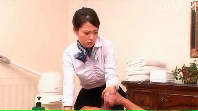 Joven Japonesa Elegante y Sexy Le Da una Felación a su Novio Nuevo