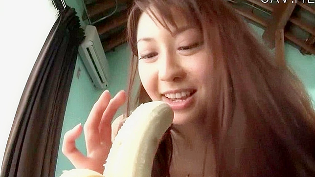 Bella atrevida gimiendo mientras juega con su chochito resbaladizo hasta el orgasmo