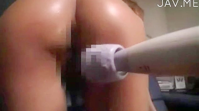 Zorra Sucia Se Corre con Su Coño Apretado y Mojado por Un consolador Gigante