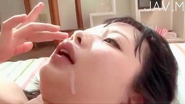 Golosa de semen se corre con una corrida facial tras un duro sexo