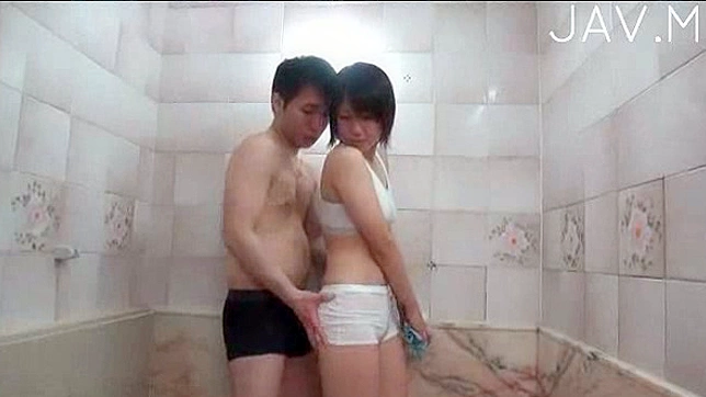Chica Pequeña y Tentadora le Come la Polla y se Corren en su Cara