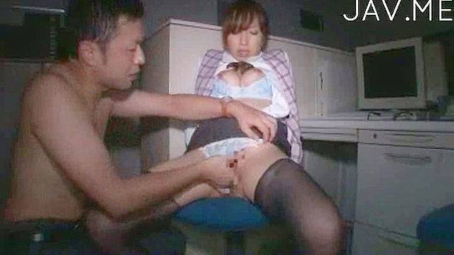 Estudiante Asia chupa pene y follan en la oficina del director