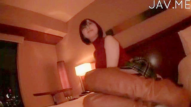 Chica de curvas perfectas muestra sus tetas y chupa polla