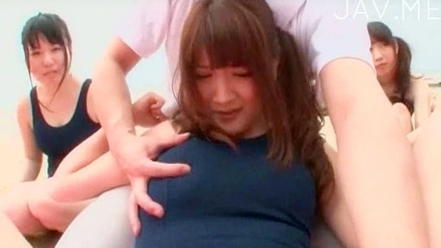 Naughty pussy stretching outdoors for cute Japanese chicks