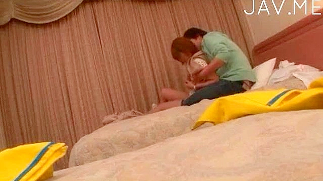 Amateur linda muestra su coño partiéndolo en hardcore