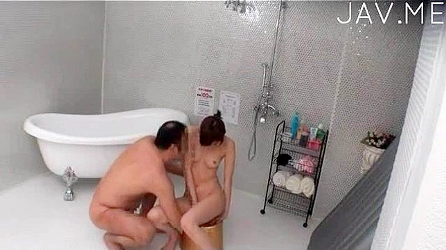 Chica Amateur se Divierte con un Gran Pene en Baño Caliente