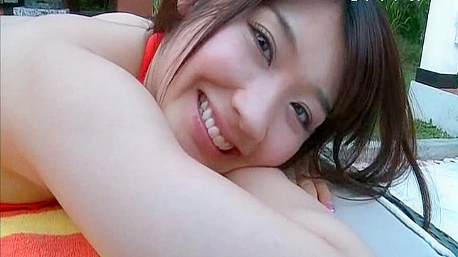 Linda asiática posando su cuerpo sexual en solitario caliente