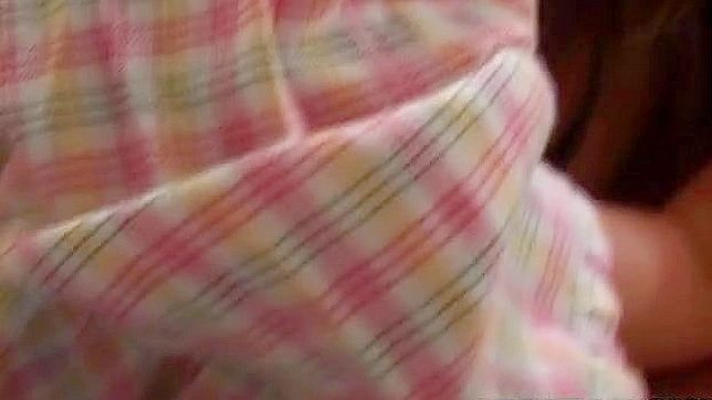 Esta admirada y sexy chica japonesa chupando su gran pene