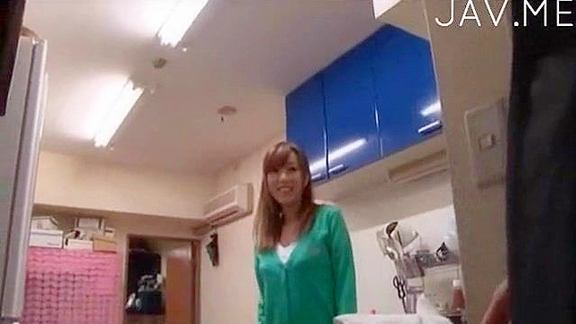 Chica traviesa adora el sabor del madero mientras lo chupa bien profundo