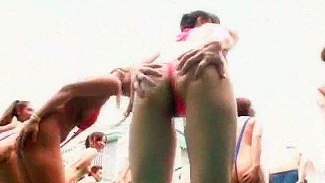 Chicas Sexis Muestran Sus Cuerpos Impresionantes en una Fiesta de Bikinis