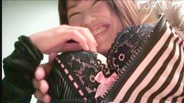 Vulva Japonesa Caliente Recibe Placer Por Grandes Tetas