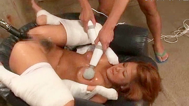 Chica Japonesa Con Cachos Recibe Estimulación Con Sex Toys