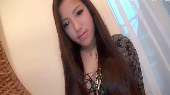 Chica japonesa linda y atrevida muestra su culito delicioso