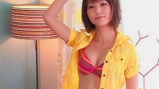 Chica de pelo corto adora chupar un gran pene